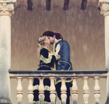 in act v, scene i of romeo and juliet, what role does balthasar play in the catastrophe?