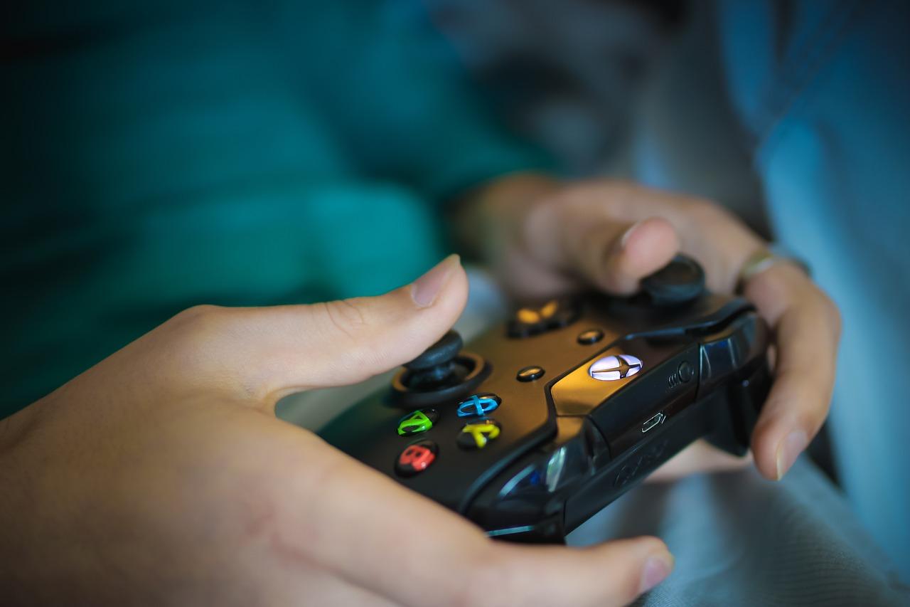 A person holding a video game controllerAI-generated content may be incorrect.