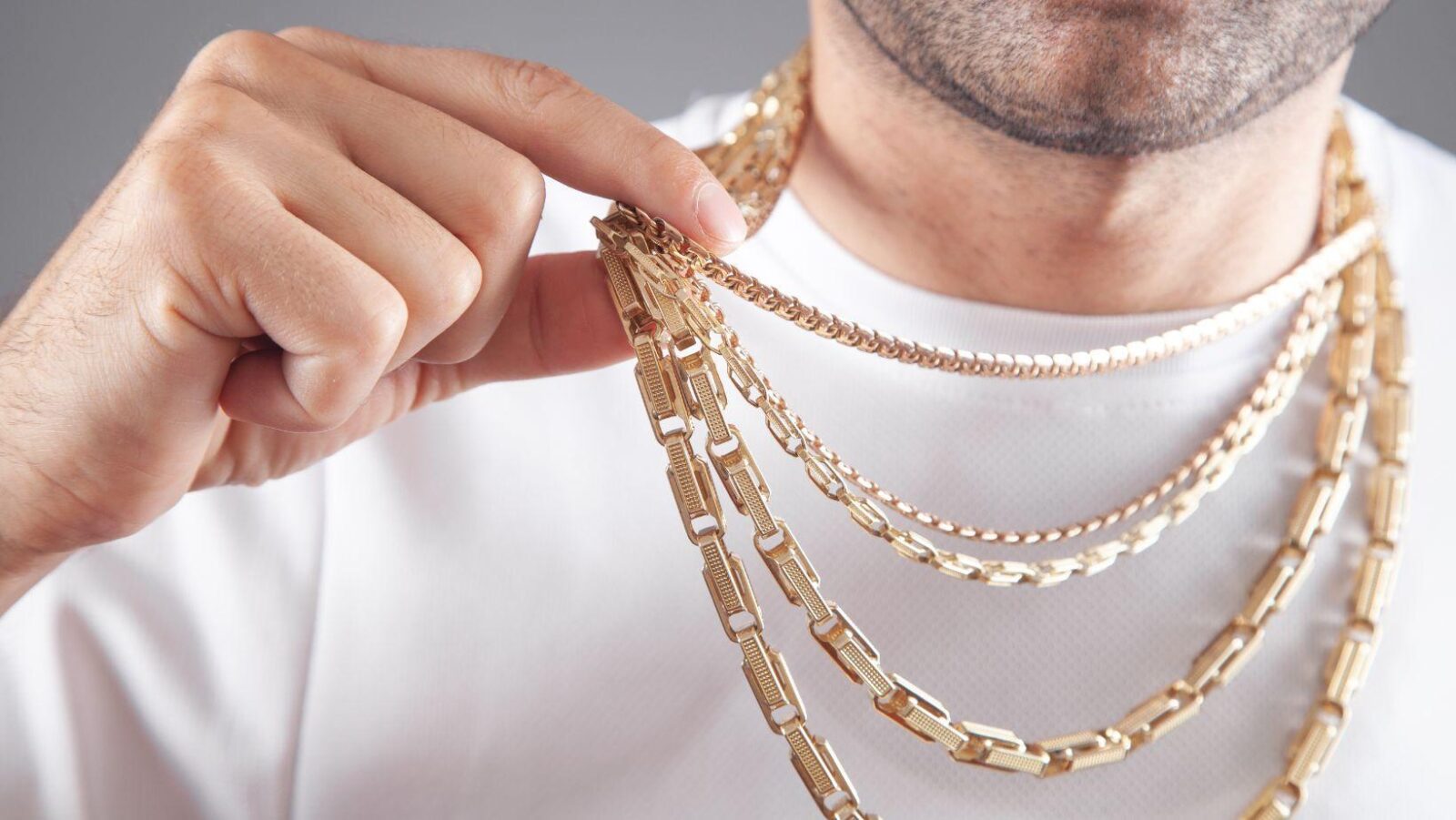 Ways Men Can Use a Cuban Link Gold Chain to Stylize Their Outfits